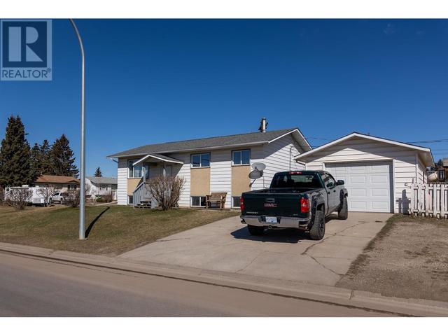 8616 87 Avenue, House detached with 5 bedrooms, 2 bathrooms and null parking in Fort St. John BC | Image 2