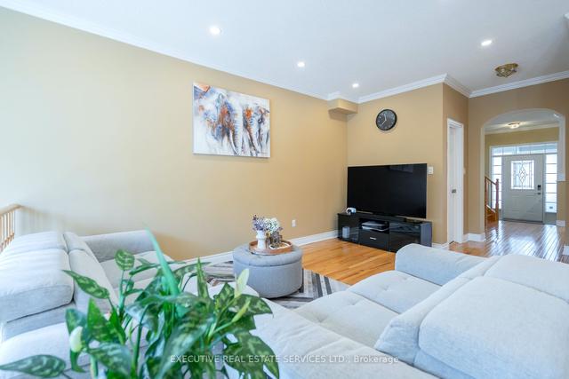 17 Sharon Lee Dr, House attached with 3 bedrooms, 4 bathrooms and 3 parking in Markham ON | Image 3