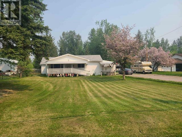 1738 Maple Drive, House detached with 4 bedrooms, 2 bathrooms and null parking in Cariboo A BC | Image 2