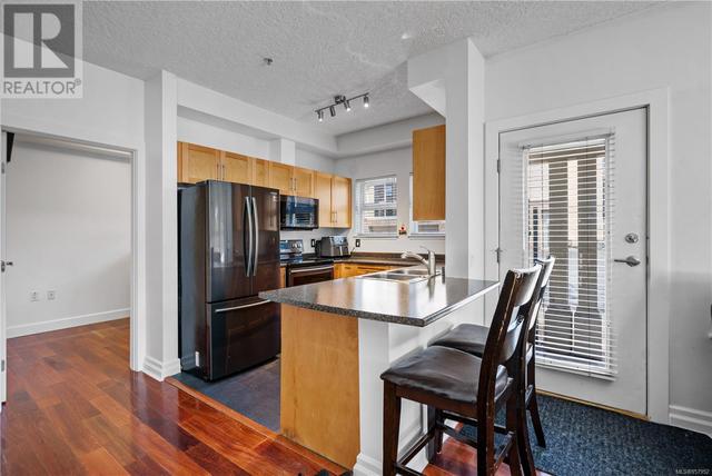 101 - 870 Short St, Condo with 2 bedrooms, 2 bathrooms and 1 parking in Saanich BC | Image 4