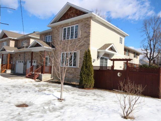 859 Ivanhoe Ave, House semidetached with 3 bedrooms, 3 bathrooms and 3 parking in Ottawa ON | Image 2