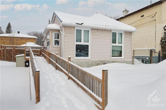 1239 Emperor Avenue, House detached with 3 bedrooms, 3 bathrooms and 7 parking in Ottawa ON | Image 4
