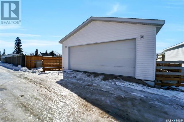 207 5th Avenue E, House detached with 3 bedrooms, 2 bathrooms and null parking in Biggar SK | Image 45