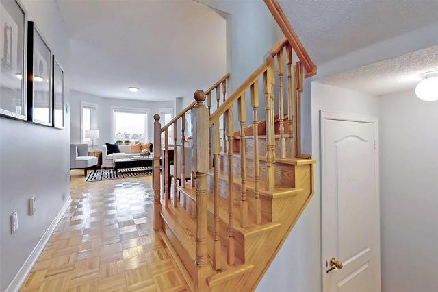 223 Kayla Cres, House detached with 3 bedrooms, 3 bathrooms and 4 parking in Vaughan ON | Image 4