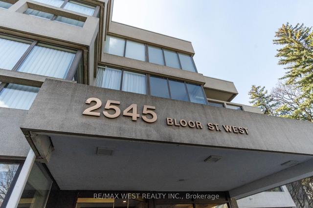 405 - 2545 Bloor St W, Condo with 2 bedrooms, 2 bathrooms and 1 parking in Toronto ON | Image 1