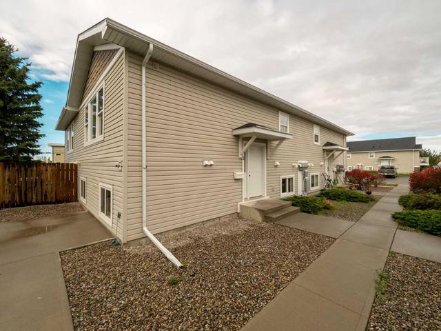 2 - 24 Cougar Cove N, Home with 3 bedrooms, 1 bathrooms and 1 parking in Lethbridge AB | Image 2