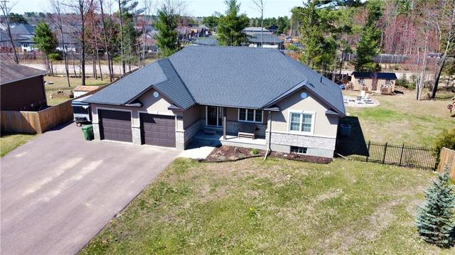 221 Oriole Crescent, House detached with 4 bedrooms, 3 bathrooms and 6 parking in Petawawa ON | Image 2