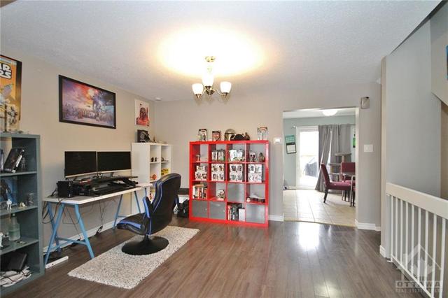 d - 284 Dalehurst Drive, Townhouse with 3 bedrooms, 2 bathrooms and 2 parking in Ottawa ON | Image 9