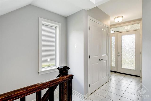 247 Hawkmere Way, Townhouse with 3 bedrooms, 3 bathrooms and 3 parking in Ottawa ON | Image 3