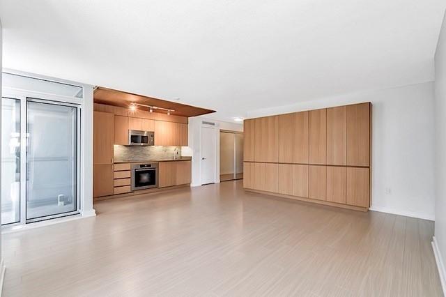 949 - 10 Capreol Crt, Condo with 2 bedrooms, 2 bathrooms and 1 parking in Toronto ON | Image 8