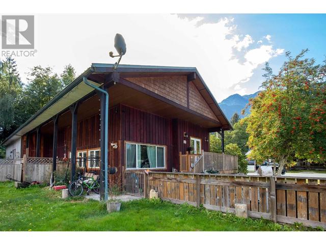 33 Bracken Parkway, House detached with 4 bedrooms, 2 bathrooms and 4 parking in Squamish BC | Image 12