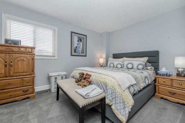 184 Kozlov St, House detached with 3 bedrooms, 2 bathrooms and 3 parking in Barrie ON | Image 3