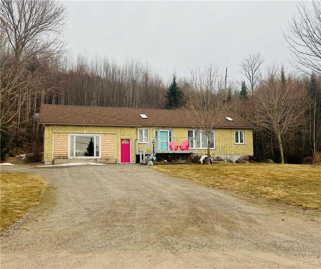 217 Kamaniskeg Lake Road, House detached with 3 bedrooms, 2 bathrooms and 20 parking in Hastings Highlands ON | Image 1