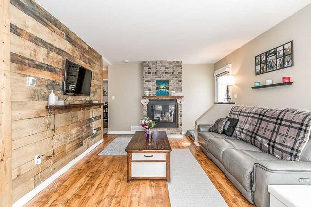 6 Owen Rd, House detached with 2 bedrooms, 1 bathrooms and 10 parking in Oro Medonte ON | Image 2