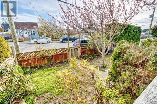 1332 Lyall St, House detached with 2 bedrooms, 1 bathrooms and 2 parking in Esquimalt BC | Image 9