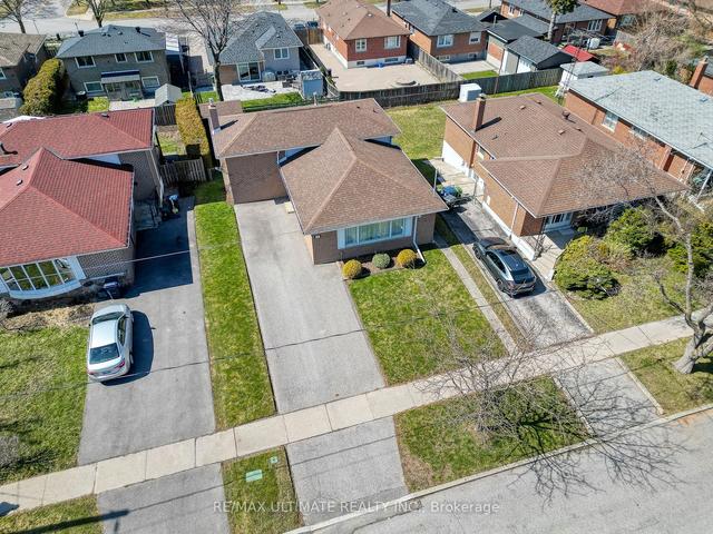 19 Manorglen Cres, House detached with 3 bedrooms, 2 bathrooms and 3 parking in Toronto ON | Image 29