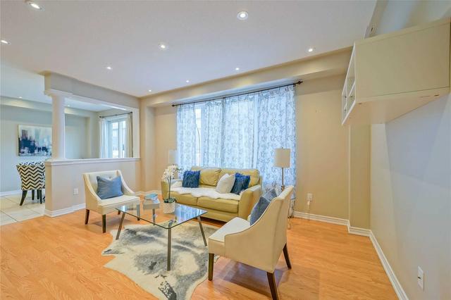 19 Overhold Cres, House detached with 4 bedrooms, 4 bathrooms and 4 parking in Richmond Hill ON | Image 4