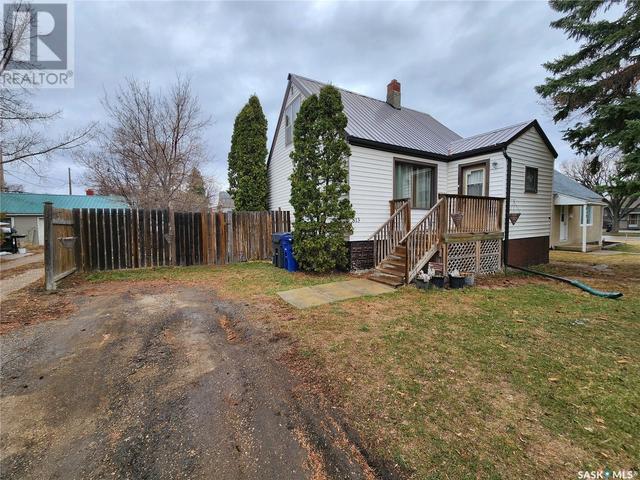 813 Souris Avenue Ne, House detached with 3 bedrooms, 1 bathrooms and null parking in Weyburn SK | Image 2