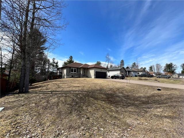 229 Oriole Crescent, House detached with 4 bedrooms, 3 bathrooms and 6 parking in Petawawa ON | Image 2