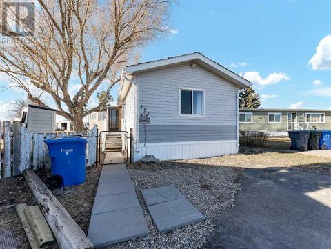 281 Fleet Street, Home with 3 bedrooms, 2 bathrooms and 2 parking in Medicine Hat AB | Card Image