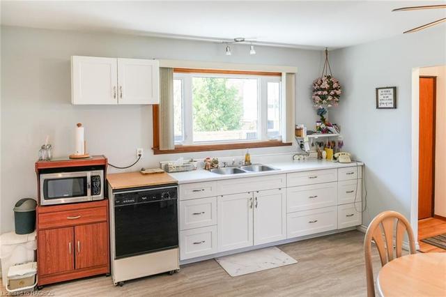 669 24th Street W, House detached with 3 bedrooms, 1 bathrooms and 4 parking in Owen Sound ON | Image 2