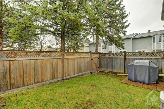421 Valade Crescent, Townhouse with 3 bedrooms, 2 bathrooms and 2 parking in Ottawa ON | Image 28