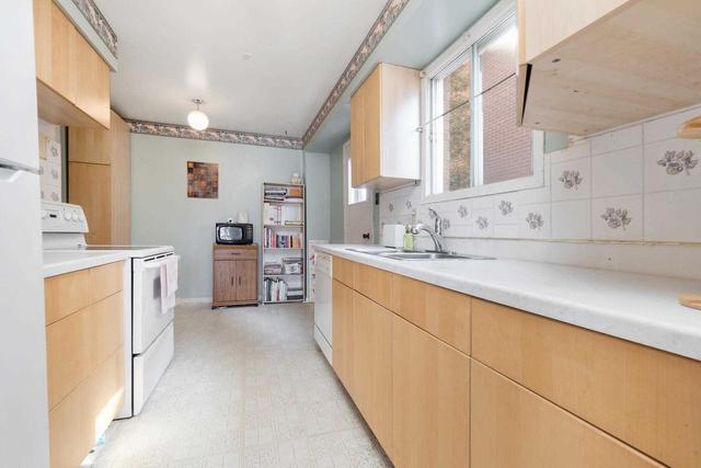 200 Carolbreen Sq, House semidetached with 3 bedrooms, 3 bathrooms and 2 parking in Toronto ON | Image 2