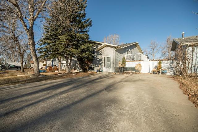 904 Red Crow Boulevard W, House detached with 4 bedrooms, 2 bathrooms and 2 parking in Lethbridge AB | Image 3