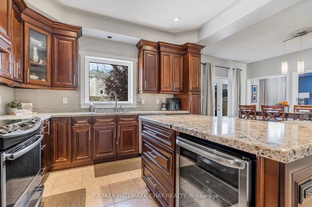 14 Rebecca Crt, House detached with 4 bedrooms, 3 bathrooms and 7 parking in Barrie ON | Image 6
