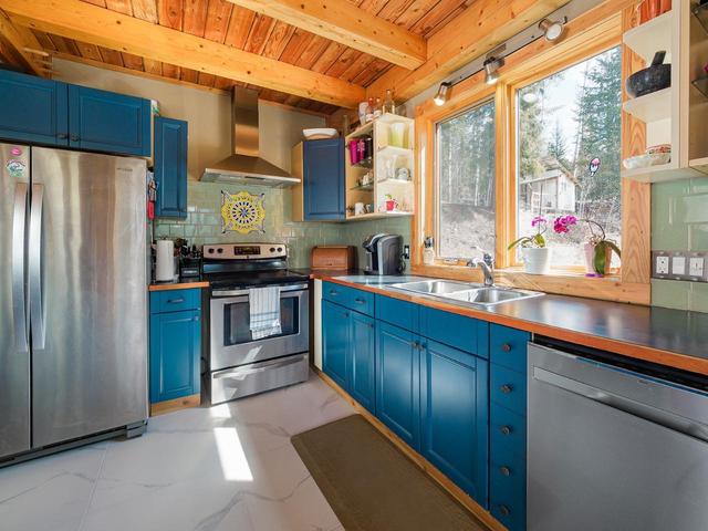 2360 Trans Canada Highway N, House detached with 4 bedrooms, 2 bathrooms and null parking in Columbia Shuswap A BC | Image 10