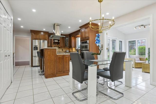 22 Daffodil Cres, House detached with 4 bedrooms, 4 bathrooms and 6 parking in Hamilton ON | Image 3