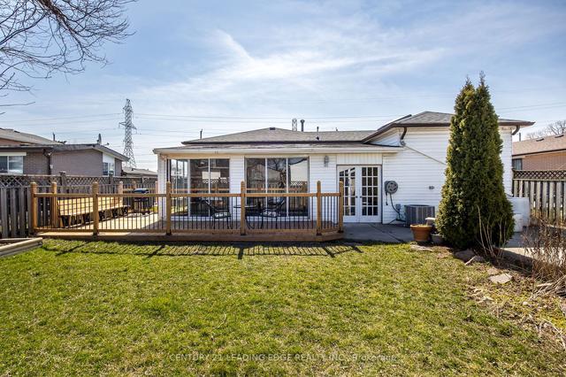 38 Wheatsheaf Cres, House detached with 3 bedrooms, 2 bathrooms and 7 parking in Toronto ON | Image 25