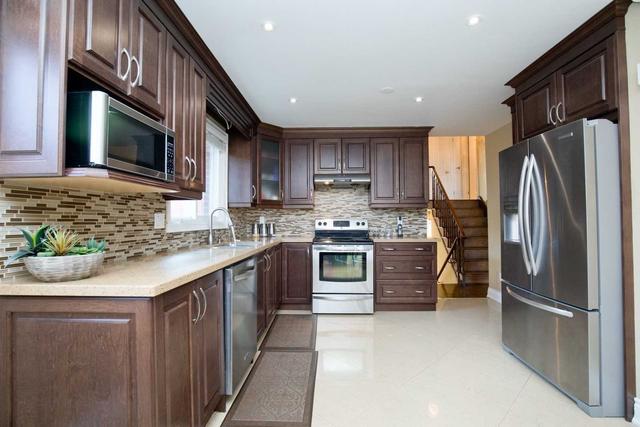 36 Prouse Dr, House semidetached with 3 bedrooms, 1 bathrooms and 2 parking in Brampton ON | Image 2
