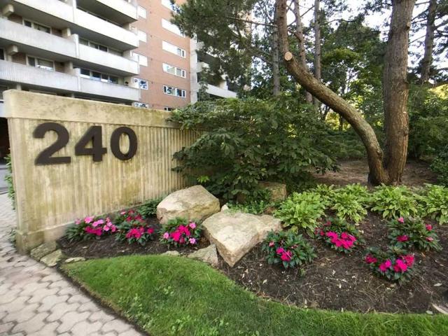 204 - 240 Scarlett Rd, Condo with 3 bedrooms, 2 bathrooms and 1 parking in Toronto ON | Image 1