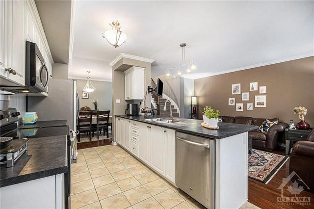 714 Regiment Avenue, Townhouse with 3 bedrooms, 4 bathrooms and 3 parking in Ottawa ON | Image 8