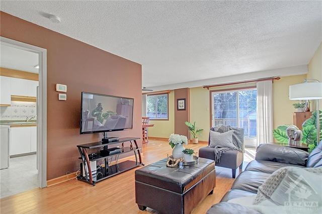 52 Tarquin Crescent, Townhouse with 3 bedrooms, 2 bathrooms and 4 parking in Ottawa ON | Image 4