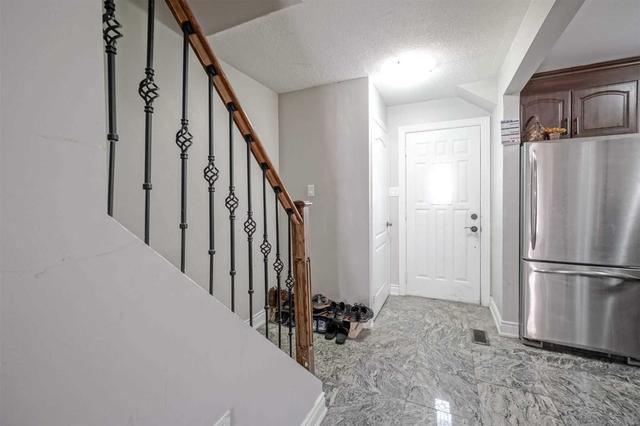18 Hillpark Tr, House detached with 3 bedrooms, 4 bathrooms and 2 parking in Brampton ON | Image 3