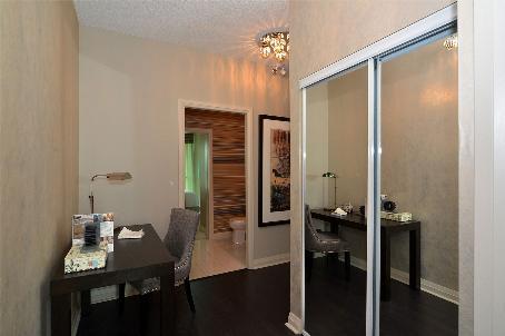 1102 - 75 Eglinton Ave W, Condo with 2 bedrooms, 2 bathrooms and 1 parking in Mississauga ON | Image 5