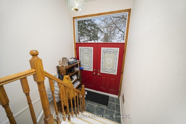 1 Huron Crt, House detached with 3 bedrooms, 2 bathrooms and 4 parking in Aurora ON | Image 4