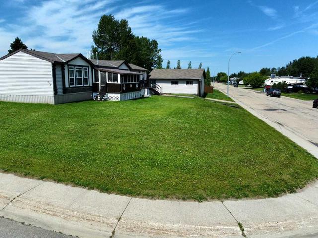 812 5a Street, House detached with 3 bedrooms, 2 bathrooms and 4 parking in Fox Creek AB | Image 2