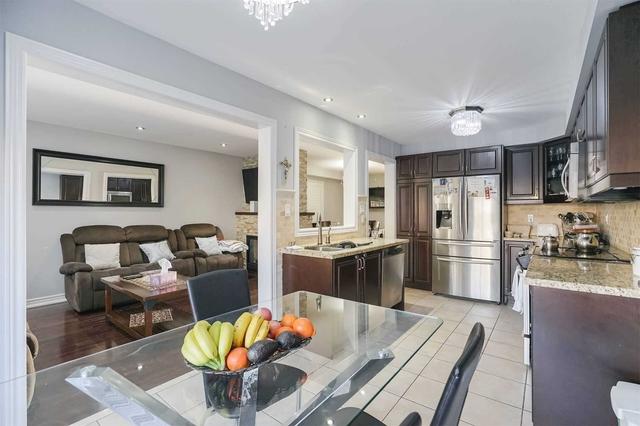 27 Manordale Cres, House semidetached with 3 bedrooms, 3 bathrooms and 4 parking in Vaughan ON | Image 8