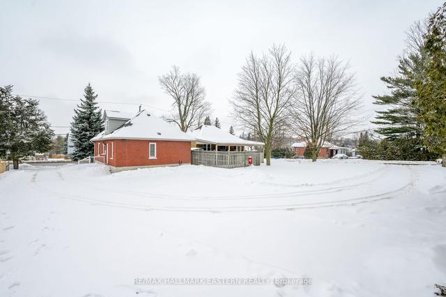 754 Chemong Rd, House attached with 3 bedrooms, 1 bathrooms and 4 parking in Peterborough ON | Image 20