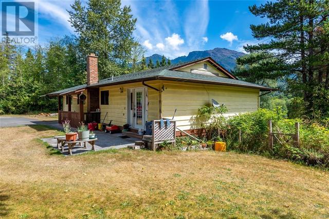 1739 Hern Rd, House detached with 4 bedrooms, 2 bathrooms and 3 parking in Strathcona A BC | Image 33