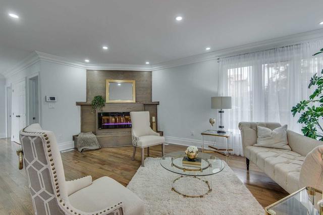 1 Cloebury Crt, House detached with 3 bedrooms, 3 bathrooms and 6 parking in Toronto ON | Image 8