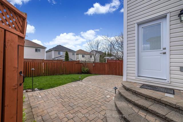 929 Glenbourne Crt, House detached with 3 bedrooms, 3 bathrooms and 5 parking in Oshawa ON | Image 2