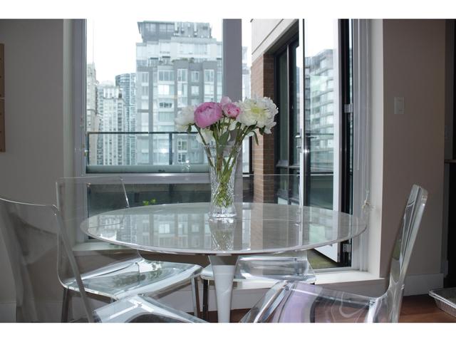 1705 - 1088 Richards Street, Condo with 2 bedrooms, 2 bathrooms and null parking in Vancouver BC | Image 5