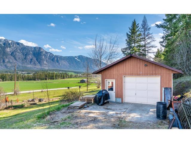 3481 Crestview Road, House detached with 2 bedrooms, 2 bathrooms and null parking in Central Kootenay B BC | Image 42