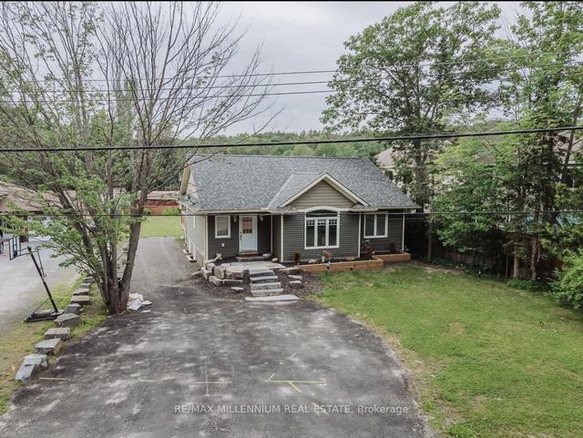 16 Shay Rd, House detached with 3 bedrooms, 3 bathrooms and 6 parking in Huntsville ON | Image 1