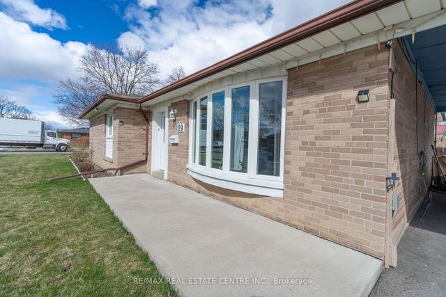 19 Netherly Dr, House detached with 3 bedrooms, 2 bathrooms and 3 parking in Toronto ON | Image 12