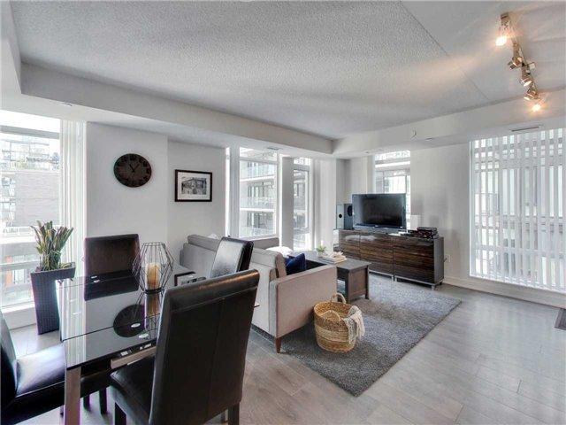 1003 - 525 Adelaide St W, Condo with 2 bedrooms, 2 bathrooms and 1 parking in Toronto ON | Image 3